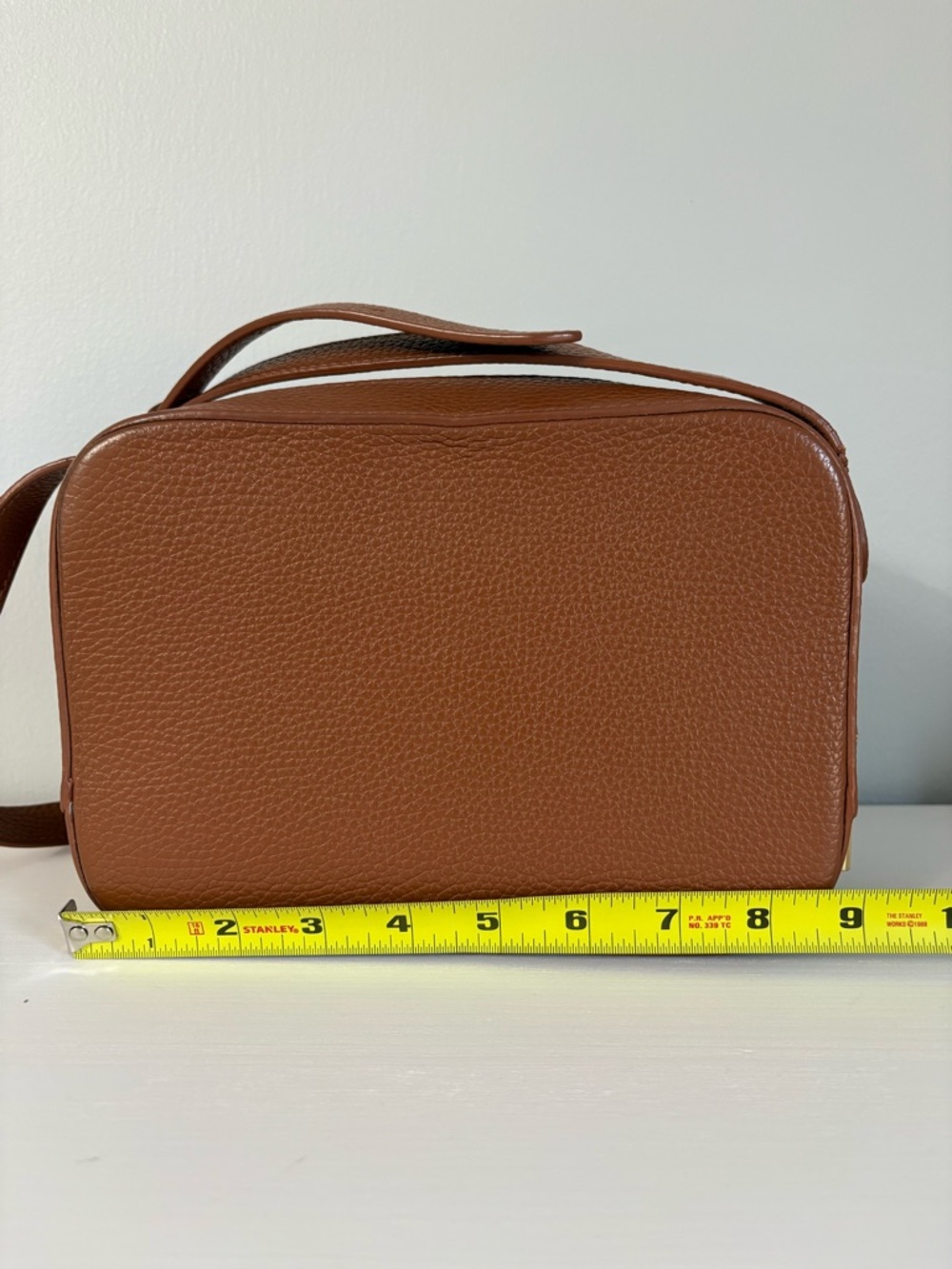 Cuyana Italian Pebbled Leather Camera Bag in Caramel | Minimalist Essential - Picture 8 of 9
